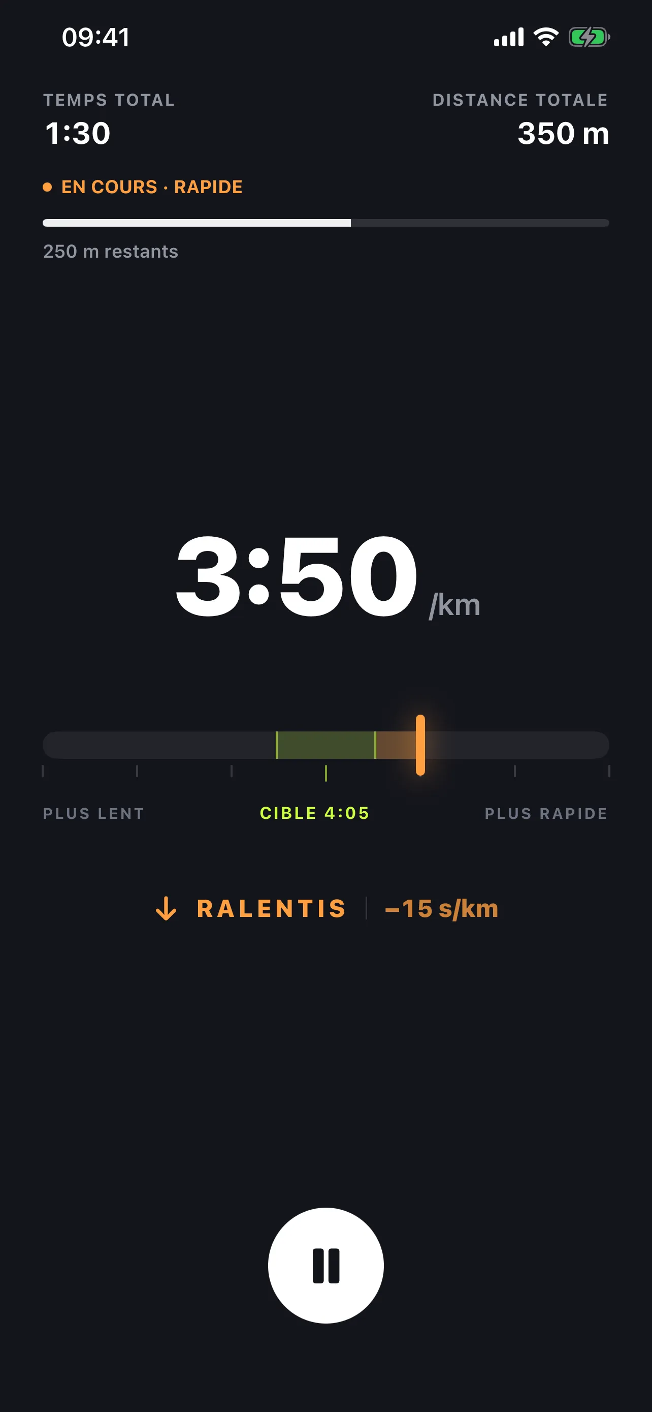 Séance en direct : allure 3:50 /km pour une cible à 4:05, curseur ambre au-delà de la fenêtre cible, verdict « RALENTIS, −15 s/km ».